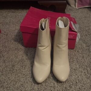 Shoe Dazzle Cream Ankle Booties